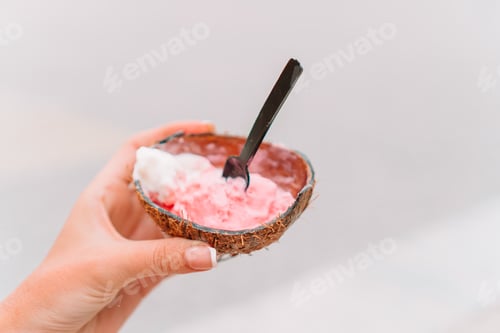Preview: Coconut ice cream in the coconut shell