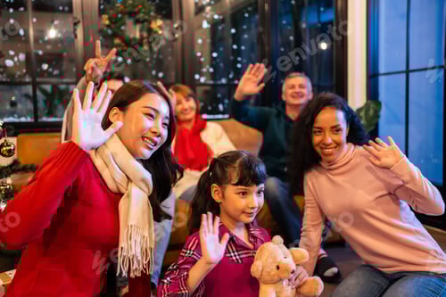 Visualização: Uma grande família multiétnica usa videochamada de celular on-line para um parente.