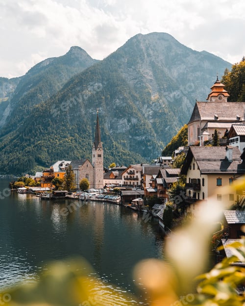 Preview: Scenic view of famous Hallstatt mountain village with Hallstatter lake
