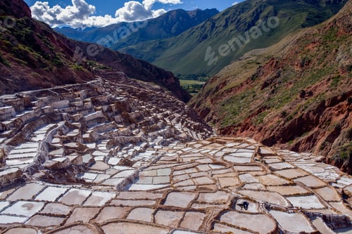 Preview: Local man working on the Maras Salt Pans on a mountainside above Urubamba in Peru, South America.