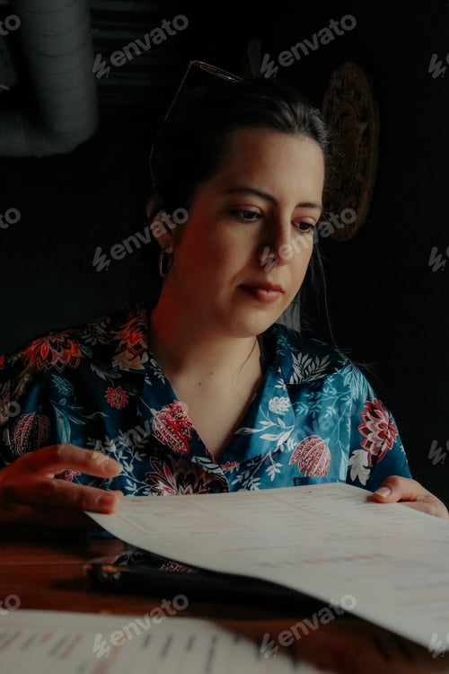Preview: Girl under a dark background with a little entrance of light in her face