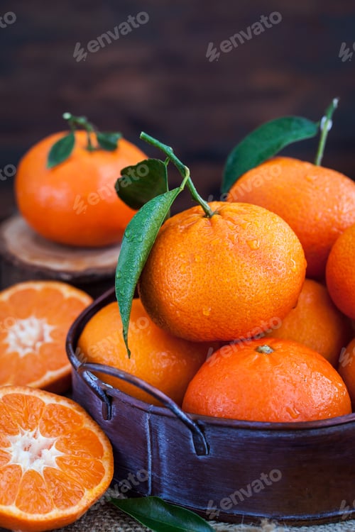 Preview: Fresh tangerines with leaves