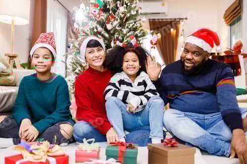 Visualização: Família afro-americana com tema de Natal. Feliz família afro-americana sentada no chão juntos