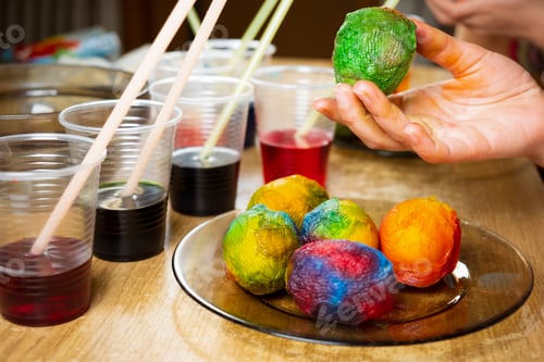 Preview: Children paint Easter eggs with colorful dyes in an unusual way