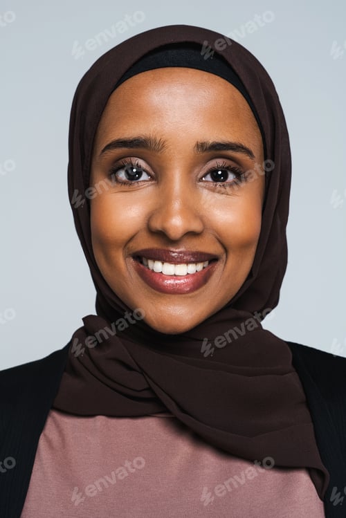Preview: Beautiful arab middle-eastern woman with traditional abaya in studio