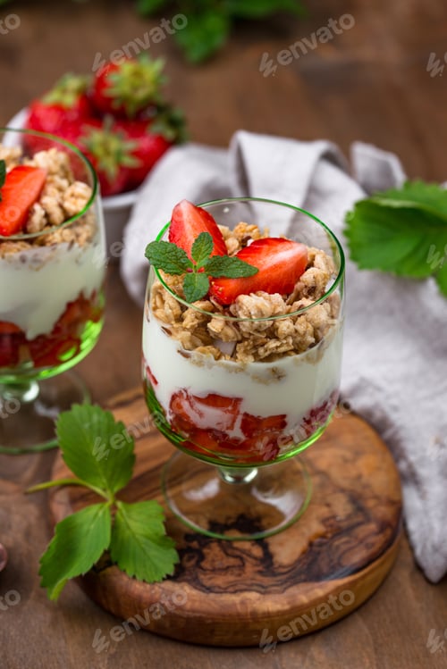 Preview: Dessert with strawberry, yogurt and granola