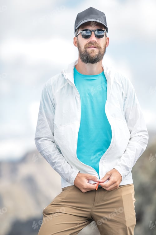Preview: Portrait of a man wearing sports glasses and with a beard