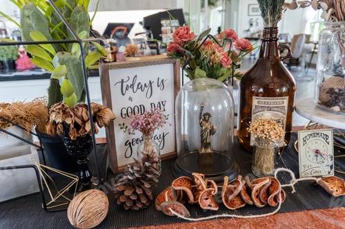 Preview: Assortment of Decorative Tabletop Goods in Cafe