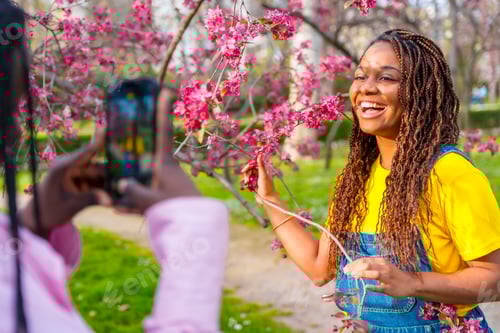 Preview: Friends taking photos next to a cherry tree in spring
