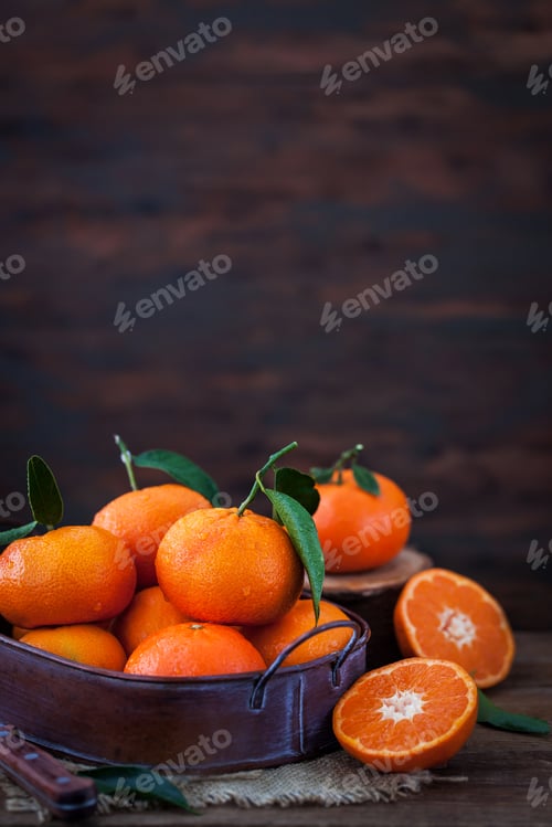 Preview: Fresh tangerines with leaves