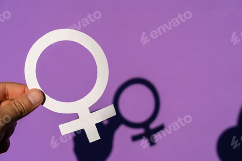 Vista previa: A woman holding the female symbol on a purple background