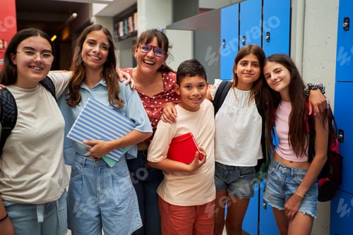 Visualização: Retrato alegre de um grupo de amigos estudantes pré-adolescentes com sua professora na escola.