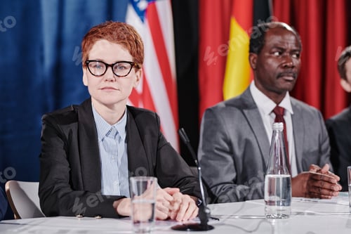 Preview: Woman sitting at international press conference