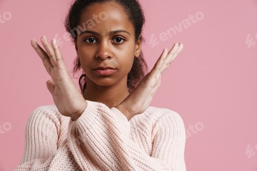 Preview: Brunette black girl showing stop gesture at camera