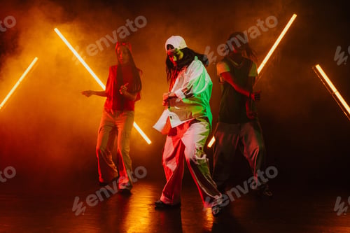 Preview: Group of hip hop dancer dancing together.