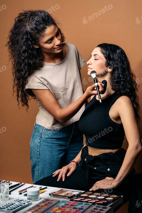 Preview: Makeup Artist Working