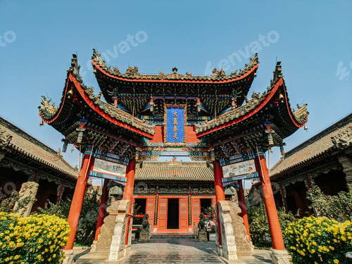 Preview: Low angle shot of a historic Kaifeng temple in China