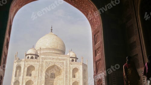 Preview: Taj Mahal ivory-white marble mausoleum on the south bank of Yamuna river in Agra, India