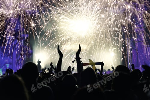 Visualização: Multidão alegre e fogos de artifício. Conceito de Ano Novo