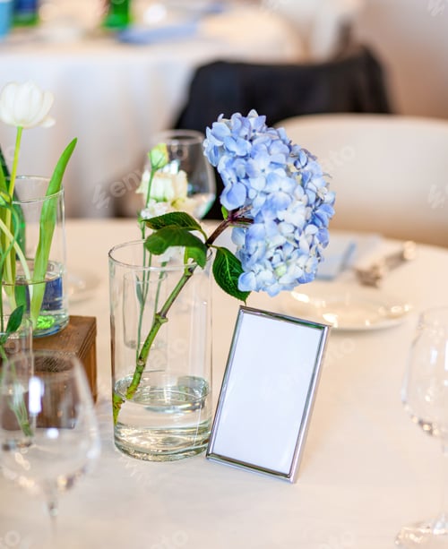 Preview: Blue hydrangea centerpiece illuminating wedding reception table