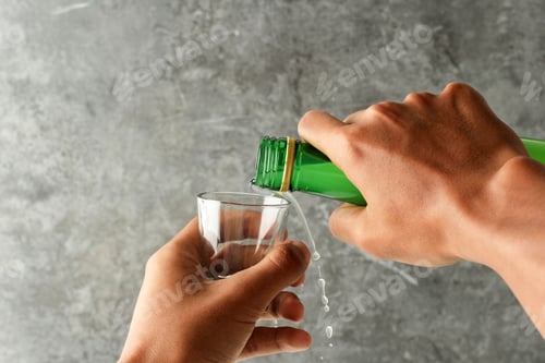 Preview: Mand Hand Pour Soju Korean Alcohol to the Sloki Glass,