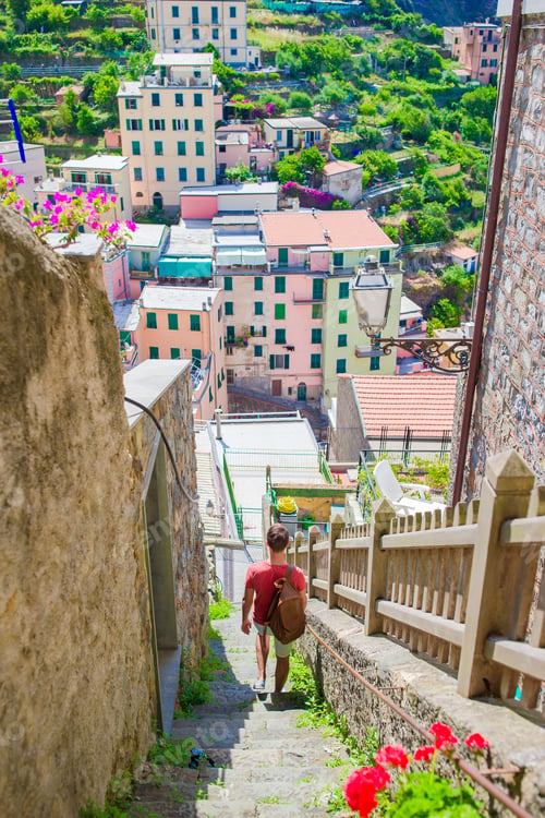 Vista previa: Young man tourist on holidays in Cinque Terre. Young caucasian guy walking at the old street in