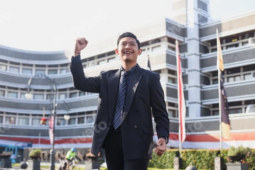 Preview: Businessman fisting hand outdoor