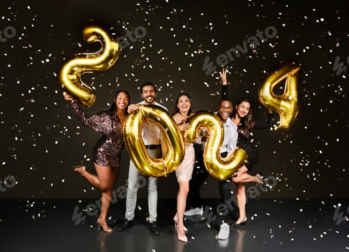 Visualização: Feliz geração do milênio multiétnica comemorando o Ano Novo de 2024 juntos, fundo preto