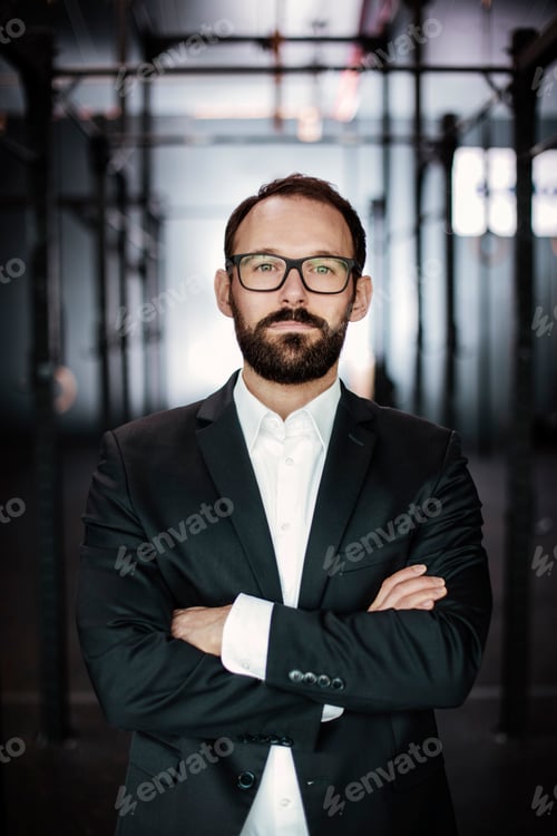 Preview: Portrait of an ambitious businessman with crossed arms
