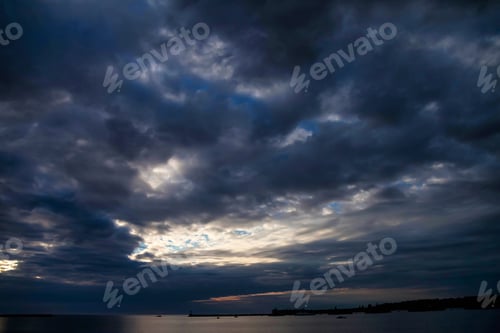 Preview: Fantastic view of dark overcast sky in sea