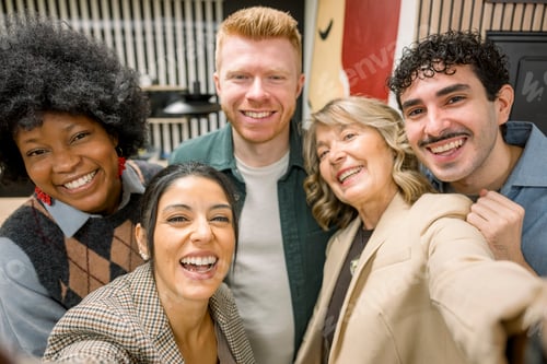 Visualização: Equipe de negócios diversificada sorrindo posando para uma selfie