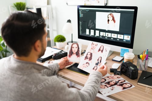 Preview: Rear view of a photographer reviewing his last photo shoot