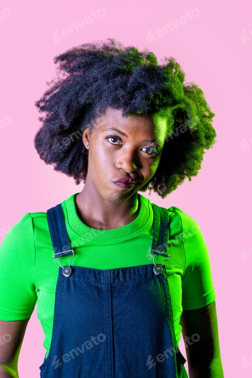 Preview: Young black displeased woman frowning isolated background looking camera