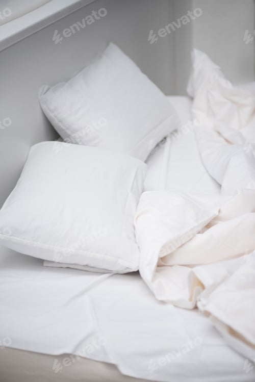 Vorschau: selektiver Fokus des Schlafzimmers mit weißen Kissen und Decke auf dem Bett