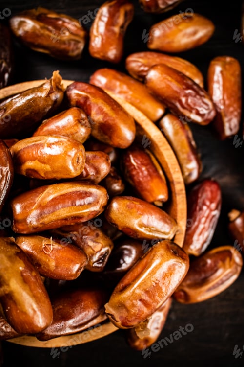 Preview: Ripe dates on a plate.