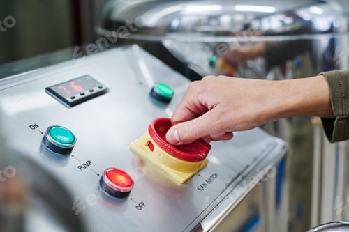 Preview: Engineer controlling the machine at plant