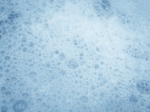 Aperçu: De l'eau savonneuse dans un bain à bulles au spa.