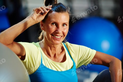 Preview: Woman in gym