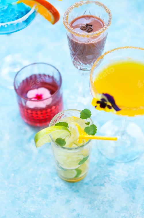 Preview: Alcohol cocktails on the turquoise background