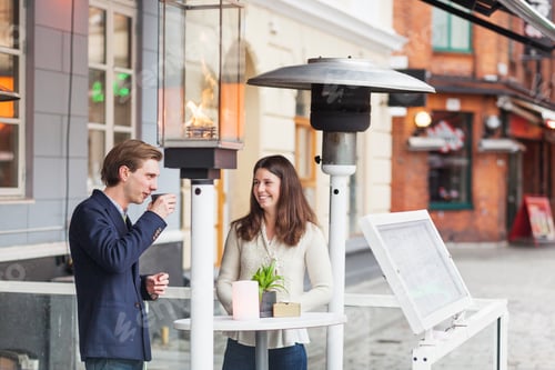 Visualização: Amigos felizes do sexo masculino e feminino tomando café na calçada da cidade