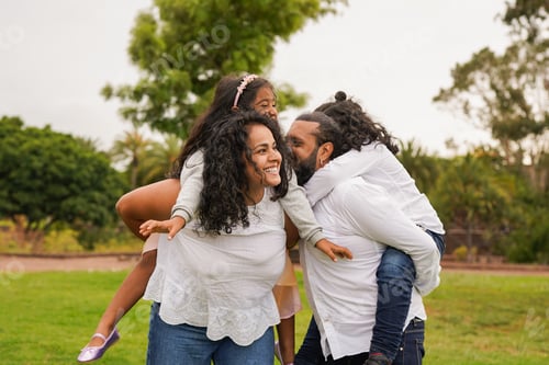 Visualização: Pais felizes se divertindo com as crianças ao ar livre - família indiana e diversão no parque da cidade