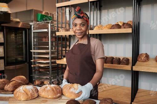 Preview: Baker baking bread