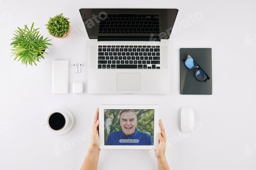 Visualização: Empresária fazendo videochamada para o pai