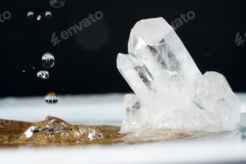 Preview: Closeup of water drops photographed with high-speed flashes next to a crystal