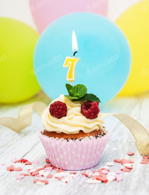 Preview: Cupcake with a numeral seven candle
