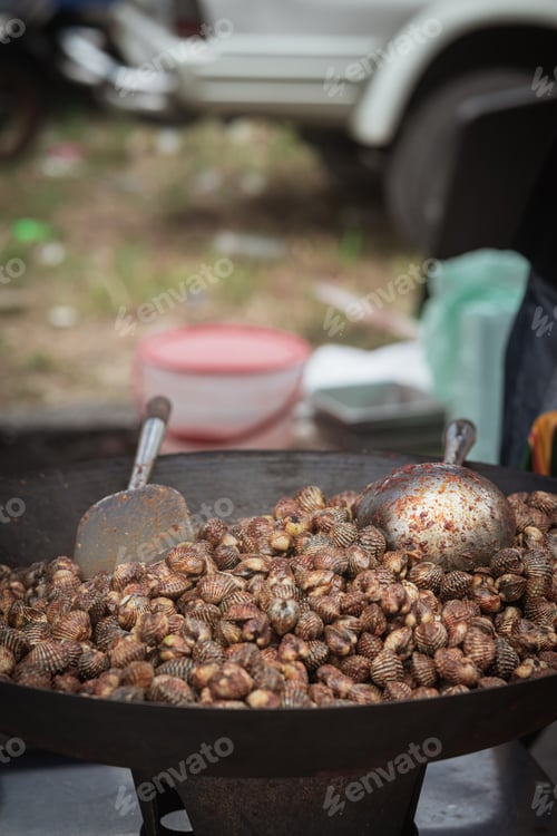 Preview: Cooked Blood Cockles on the plate, close-up.