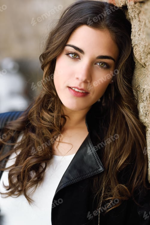 Preview: Woman in urban background wearing casual clothes
