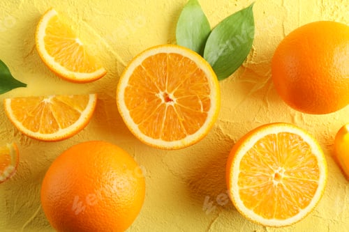 Preview: Flat lay composition with ripe oranges and leaves on color background, closeup