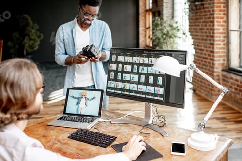 Vista previa: Dos fotógrafos trabajando en los ordenadores del estudio