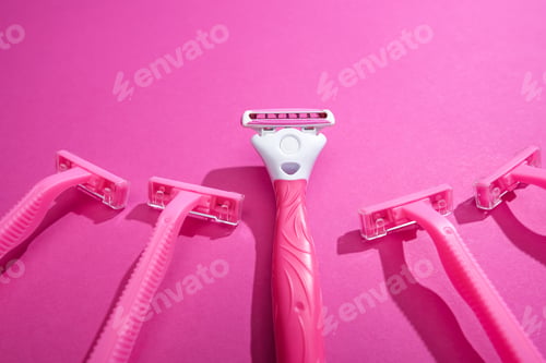 Preview: feminine razors on pink background with copy space